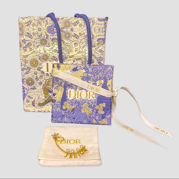 CHRISTIAN DIOR
Pearl Crystal J'Adior Earring Gold - Picture 4 of 6